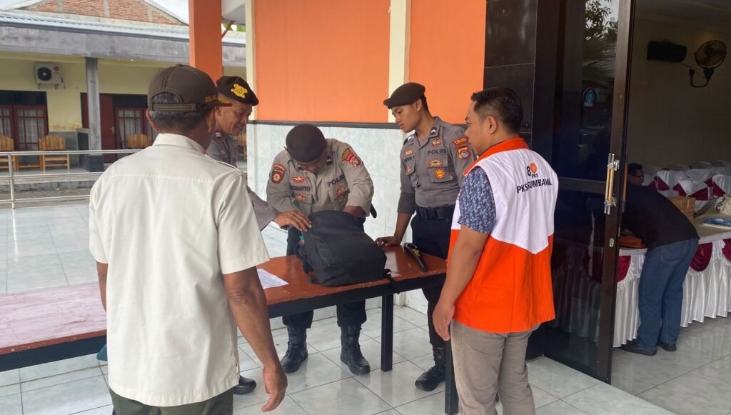 Petugas saat memeriksa barang bawaan tamu di pintu masuk aula pleno KPU Sumbawa, Kamis (29/2/2024).