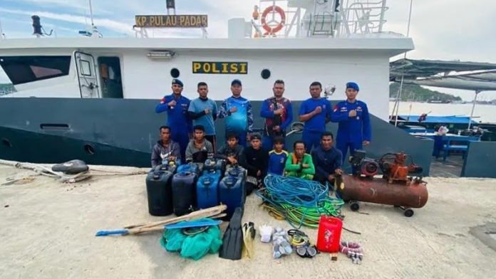Tujuh orang nelayan asal Kabupaten Bima, Nusa Tenggara Barat diamankan Polairud Polda Nusa Tenggara Timur (NTT) karena membawa bahan peledak.