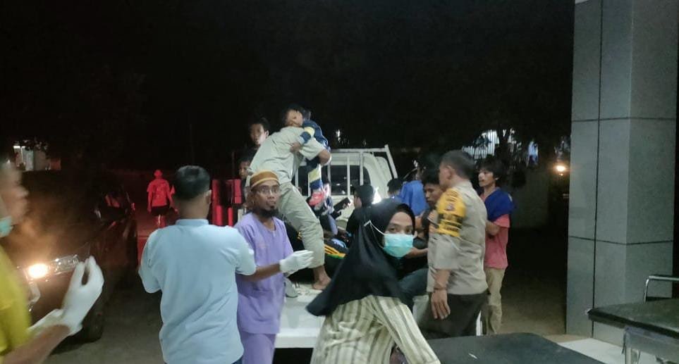 Sejumlah korban kecelakaan di Soromandi Kabupaten Bima dibawa ke Puskesmas, Rabu malam (6/3/2024).
