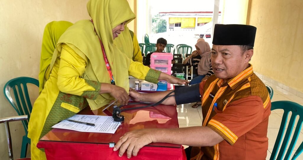 Sekda Dompu Gatot Gunawan menjalani pemeriksaan sebelum donor darah di RSUD Dompu, Selasa (5/3/2024)