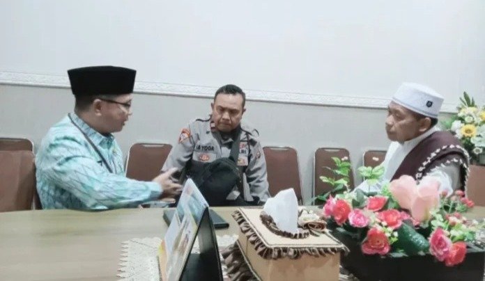 Pimpinan Ponpes Darul Arifin Madinatunnabi TGH Multazam dan Asisten I Setda Kota Mataram Lalu Martawang melapor ke Polres Mataram, Rabu (13/3/2024).
