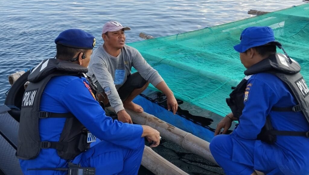 KBO Sat Polair Ipda Fandi Ferdinand Martin, SH bersama anggota gelar patroli di kawasan pesisir dan pemukiman nelayan di kawasan Pantai Awang, Lombok Tengah, Selasa (26/3/2024).