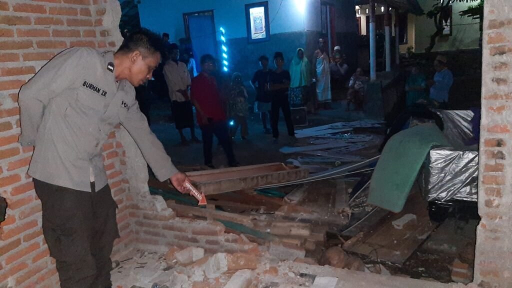 Dua rumah warga di Keruak Lombok Timur dirusak oleh paman karena tak kebagian harta warisan, Minggu malam (24/3/2024).