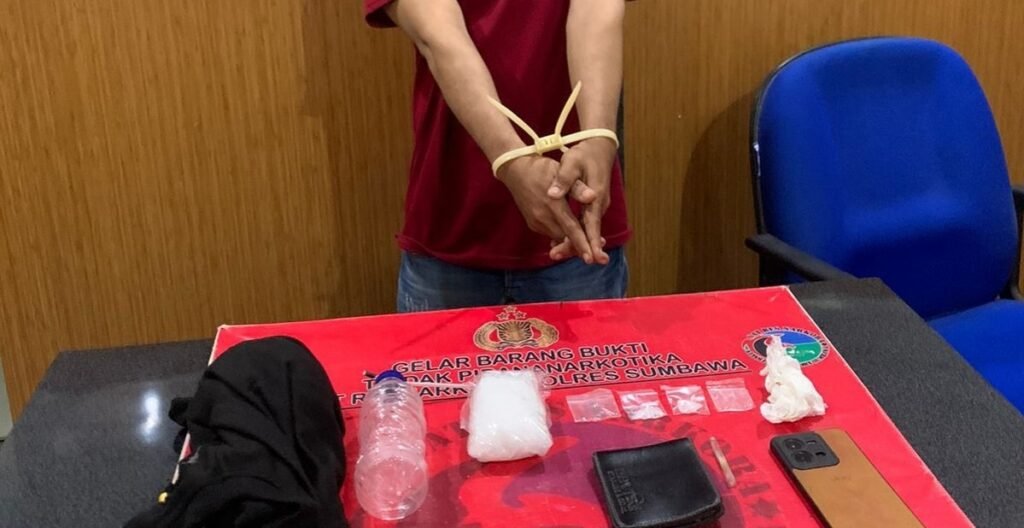 – Pengedar sabu inisial H (41 tahun) asal Kecamatan Utan Kabupaten Bima ditangkap polisi. Dari tangan pelaku diamankan sabu seberat 197,66 gram.
