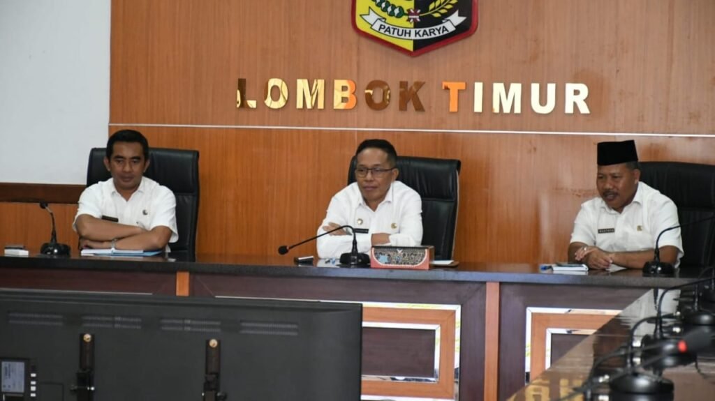 Pj Bupati Lombok Timuir saat mengikuti rakor secara virtual dengan Mendagri, Rabu (27/3/2024).