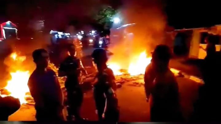 Puluhan warga blokade jalan lintas Dompu-Sumbawa, tepatnya di Kelurahan Monta, Kecamatan Woja, Kabupaten Dompu, Jumat malam (29/3/2024).