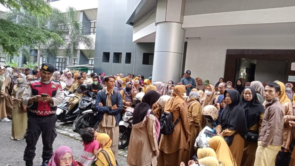 Ratusan guru honorer di Kabupaten Lombok Timur sambangi Kantor Bupati, Senin (1/4/2024).