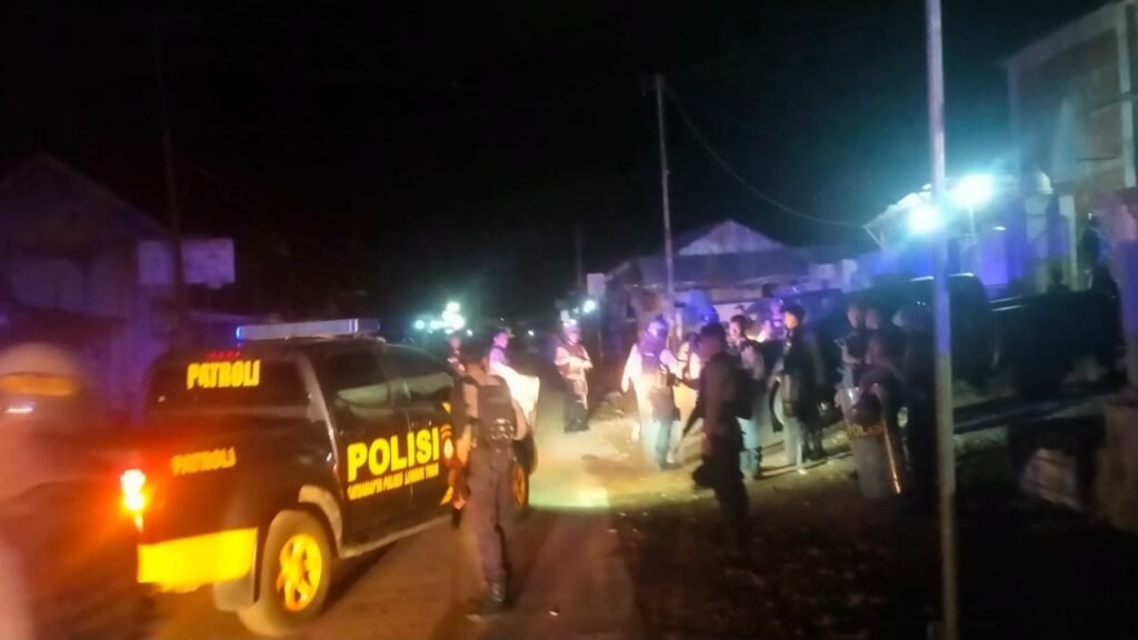 Petugas saat membubarkan warga di dua dusun di Desa Sembalun Bumbung, Kecamatan Sembalun Lombok Timur yang terlibat bentrok, Selasa malam (2/4/2024).