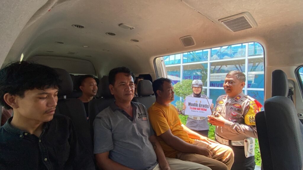 Sejumlah warga ikut mudik gratis yang digelar Polres Lombok Tengah, Sabtu (6/4/2024).