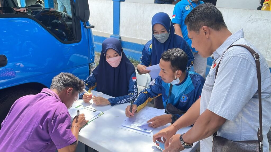 Polresta Mataram dengan BNN Kota Mataram melakukan tes urine terhadap sopir dan kenek Bus antar pulau di Terminal Mandalika, Minggu (7/4/2024).