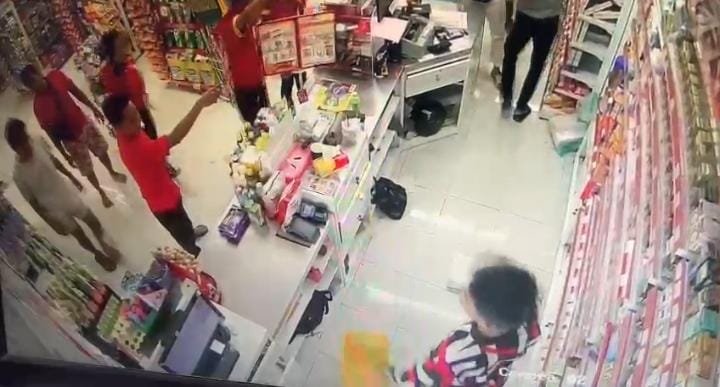 Tangkapan layar CCTV, kasus penganiaya di sebuah supermarket di wilayah Sekarbela Kota Mataram, Kamis (18/4/2024).