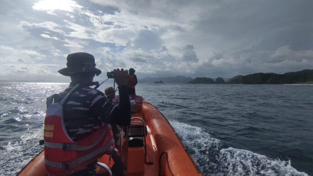 Tim SAR gabungan saat melakukan pencarian hari ke lima terhadap dr Wisnu, korban tenggelam di Lombok Tengah.