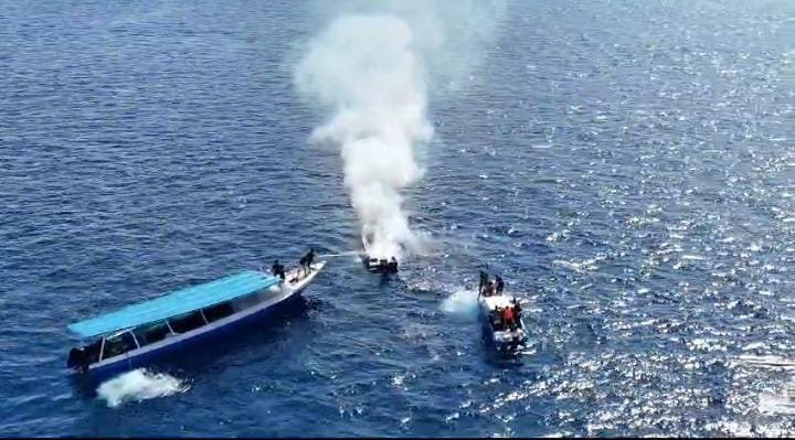 Sebuah kapal speedboat terbakar di Perairan Gili Trawangan, Desa Gili Indah Kecamatan Pemenang Kabupaten Lombok Utara, Sabtu (27/4/2024).