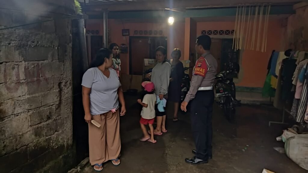 Dua orang anak berjenis kelamin perempuan lepas dari pengawasan orang tua di simpang tiga Patung Tani, Cakranegara, Kota Mataram dikembalikan petugas ke orang tuanya, Senin (1/4/2024).