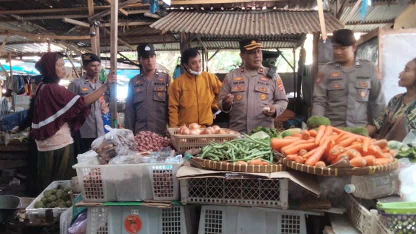Kapolsek Narmada bersama Kepala Pasar saat memantau harga sembako di Pasar Narmada Lombok Barat, Selasa (2/4/2024).