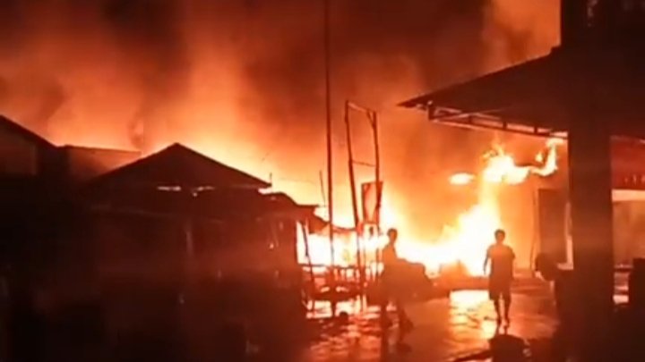 Tangkapan layar peristiwa kebakaran 14 lapak dan satu bangunan Bank Pesisir di Langgudu Kabupaten Bima, Selasa malam (2/4/2024).