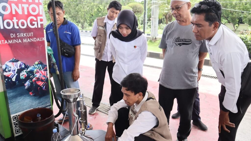 Satuan Reserse Kriminal Polres Lombok Tengah bersama UPT Metrologi Legal melaksanakan pengecekan di sejumlah stasiun pengisian bahan bakar umum (SPBU).