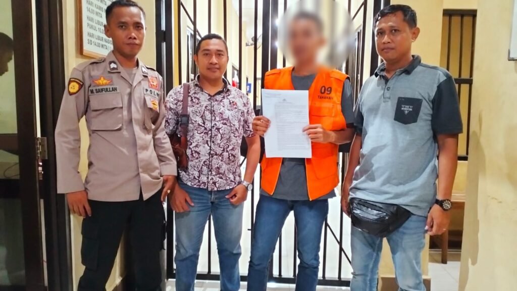 Bawa kabur uang hasil penjualan BBM SPBU, pria inisial DR asal Desa Rhee Kecamatan Rhee Kabupaten Sumbawa ditangkap polisi, Jumat (5/4/2024).