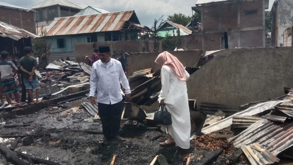 Camat Sape M Akbar Musa SP MSi saat meninjau kebakaran rumah di Sangia, Sabtu (6/4/2024).