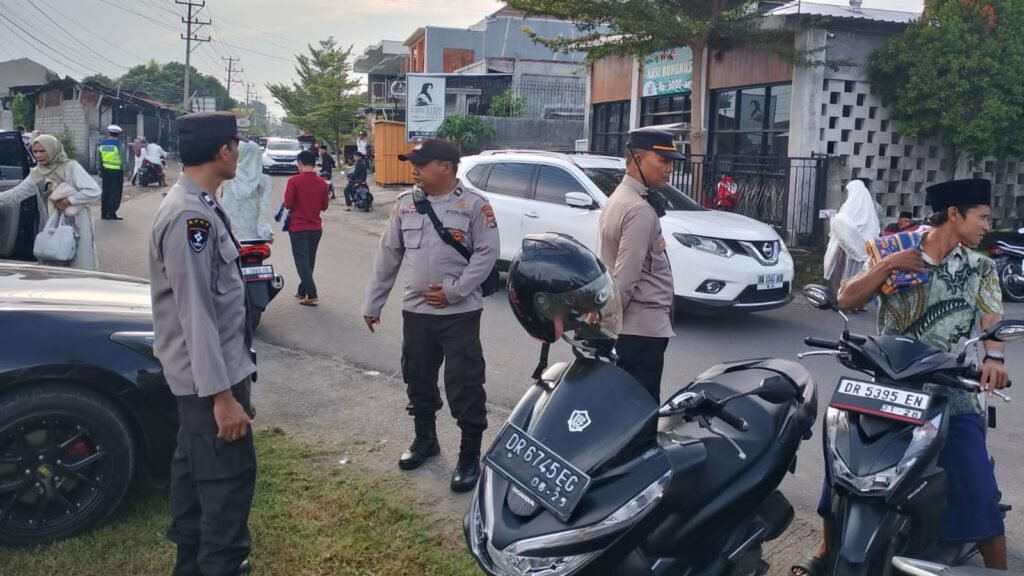 Anggota Polresta Mataram patroli kawal Salat Idul Fitri dan rumah kosong ditinggal mudik, Rabu (10/4/2024).