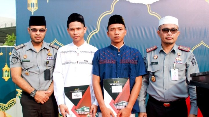 Pemberian remisi Idul Fitri 1445 secara simbolis pada warga binaan Lapas Kelas IIA Lombok Barat, Rabu (10/4/2024).