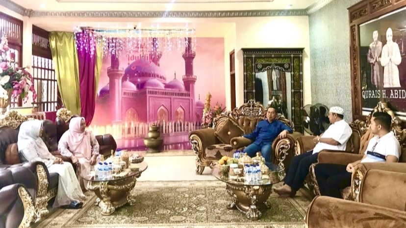 Pj. Wali Kota Bima, HM. Rum, didampingi istri Hj. Dewi Wahyuni melaksanakan serangkaian kunjungan silaturahmi dan halal bihalal ke kediaman sejumlah tokoh di Kota Bima, Kamis (11/4/2024).