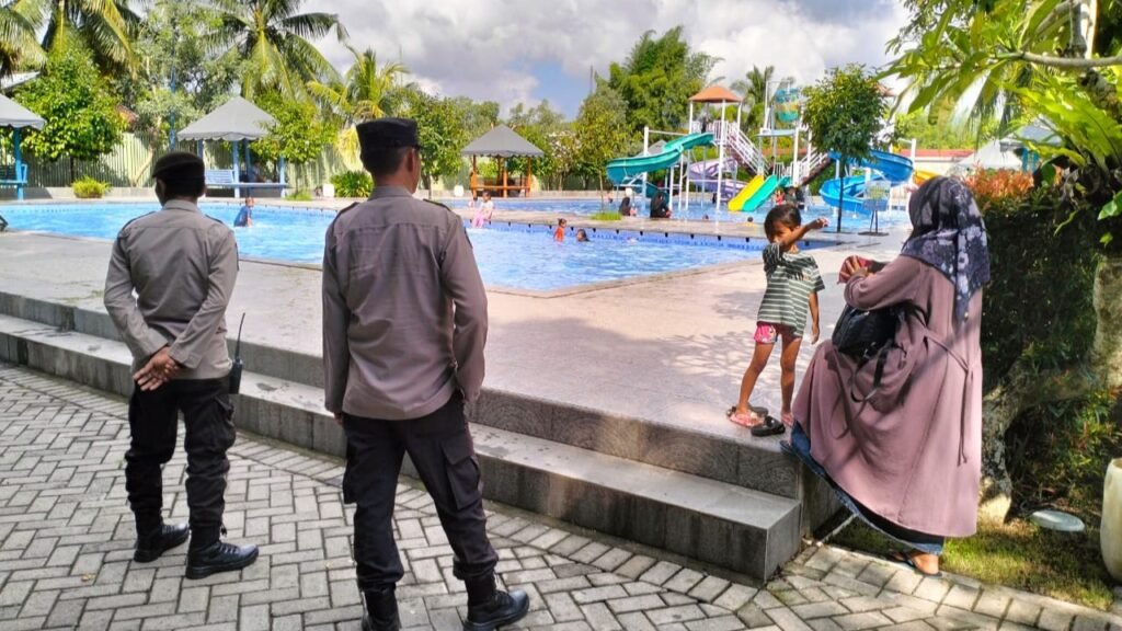 Kepolisian Resor Lombok Tengah meningkatkan patroli dan pengamanan di tempat-tempat wisata pada hari ke empat libur lebaran Idul Fitri 1445 Hijriah di Kabupaten Lombok Tengah.