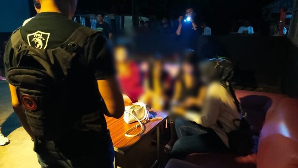 Sejumlah perempuan PS diamankan petugas di tempat hiburan malam di Kota Mataram, Senin malam (15/4/2024).