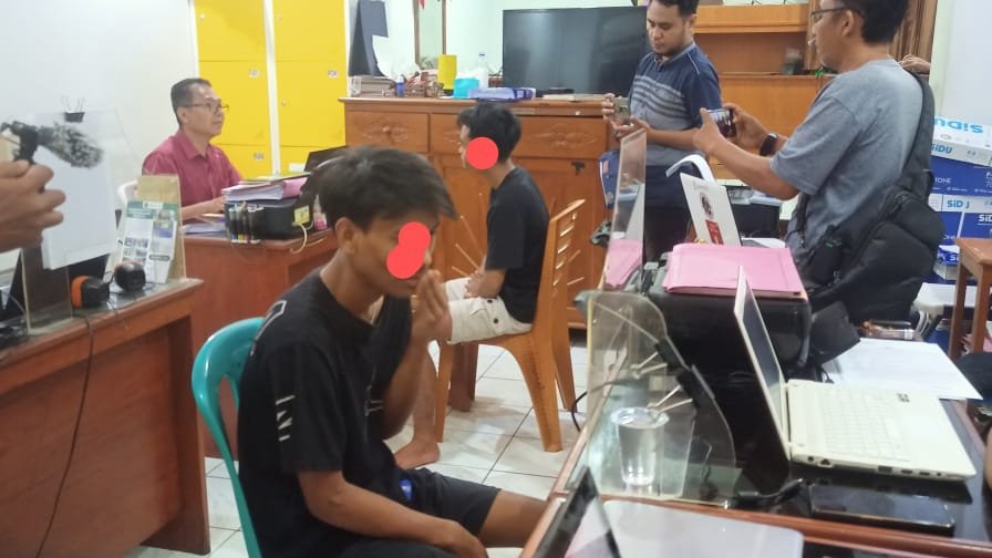 Dua pria pengedar sabu inisial NSR, 21 dan NH, 21 tahun asal Sesela, Kecamatan Gunungsari, Kabupaten Lombok Barat ditangkap polisi, Senin (15/4/2024).
