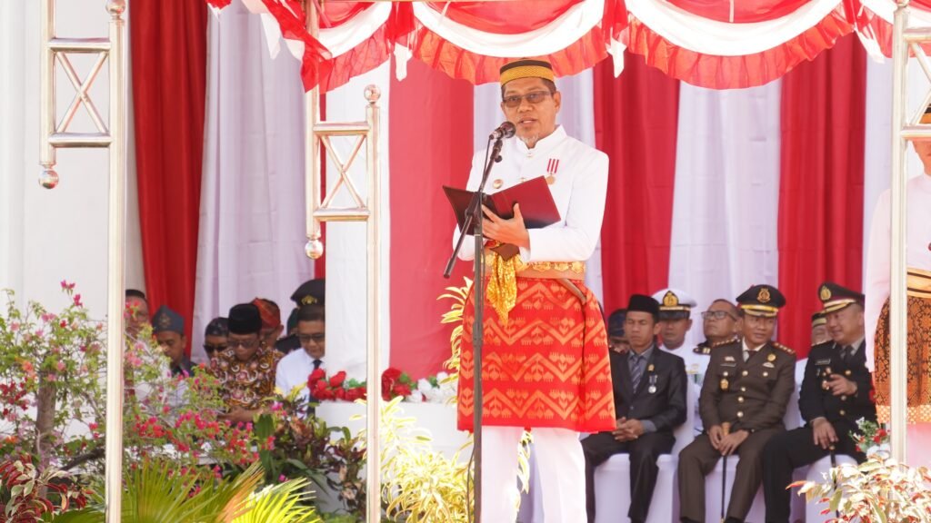 Pj Wali Kota Bima Ir. H. Mohammad Rum, MT memimpin upacara HUT Kota Bima ke 22 tahun, Rabu (17/4/2024).