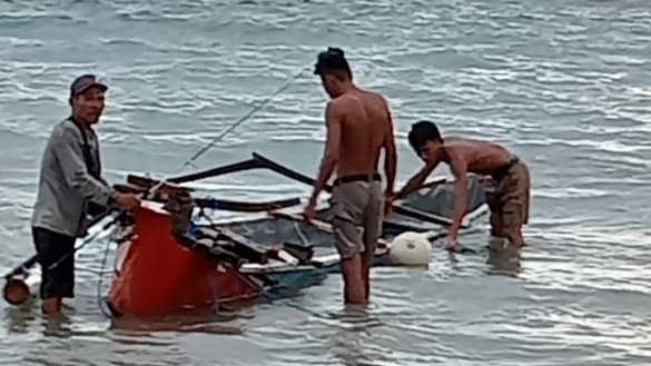 Sampan ditumpangi korban ditarik nelayan ke pinggir pantai.