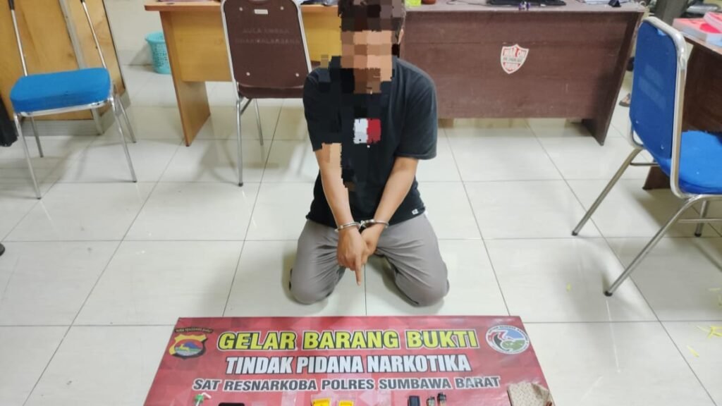 Seorang pengedar narkoba inisial D, ditangkap di sebuah rumah di Lingkungan Telaga Baru B Kelurahan Telaga Bertong Kecamatan Taliwang Kabupaten Sumbawa Barat, Rabu (17/4/2024).