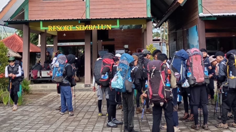 Suasana registrasi Cek In di Pos Resort Sembalun.