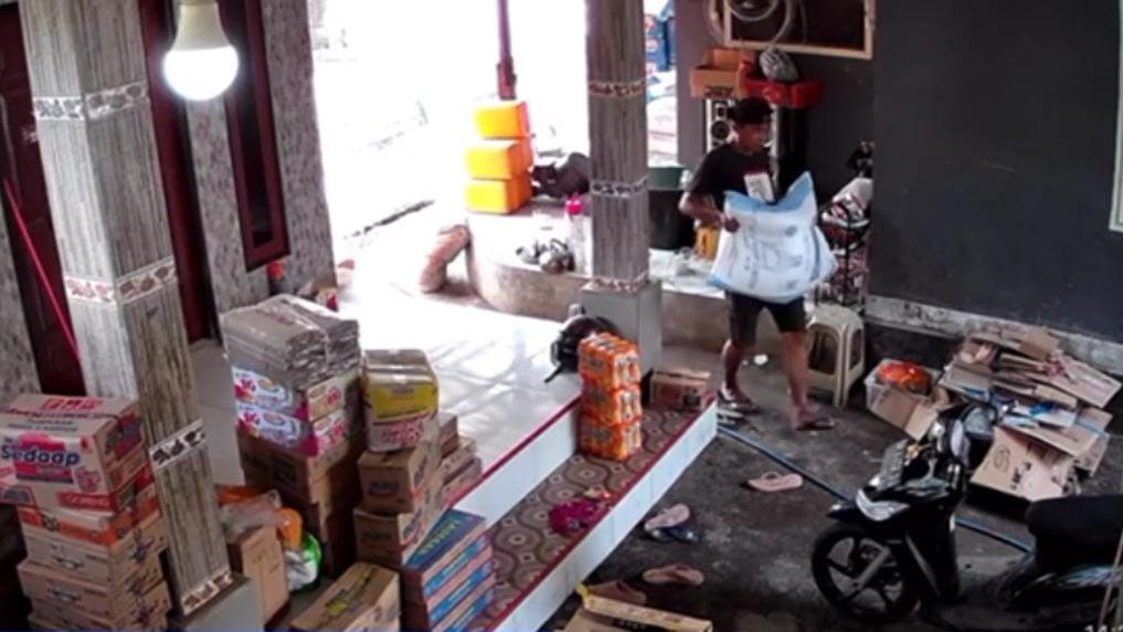 Tangkapan layar CCTV aksi pelaku pencurian satu karung gula pasir di Lingsar Lombok Barat.