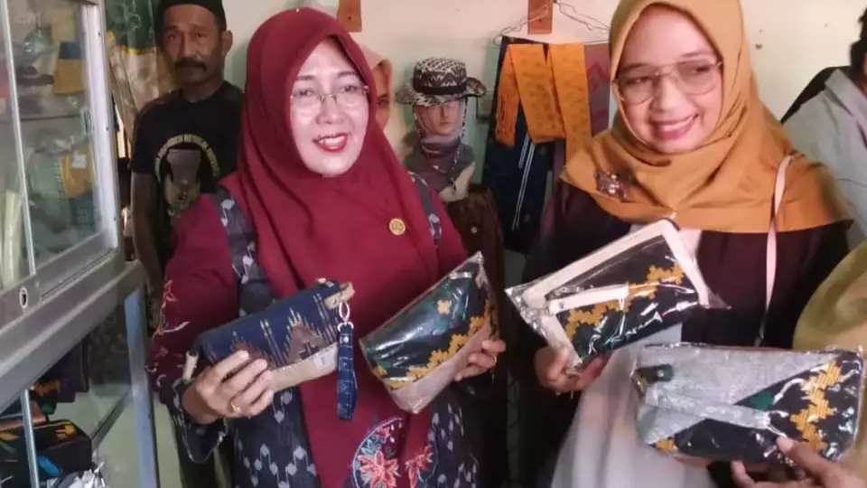 Penjabat (Pj) Ketua Dekranasda Nusa Tenggara Barat (NTB) Hj Lale Prayatni Gita Ariadi mengunjungi sentra perajin tenun Ju Palibelo di Kabupaten Bima, Jumat (19/4/2024).