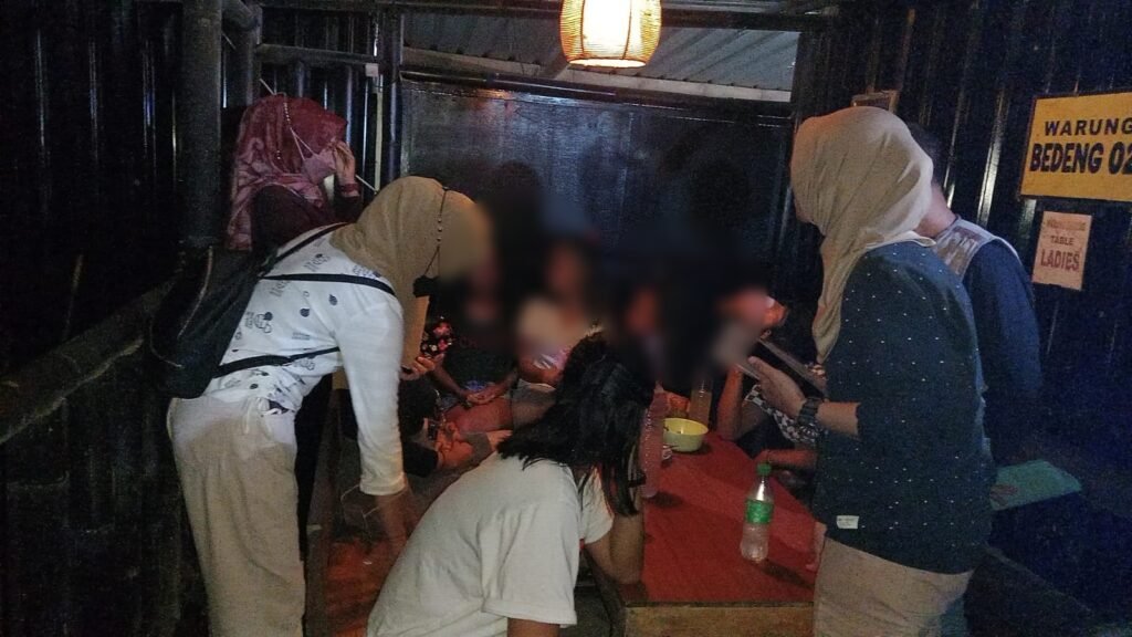 Asyik pesta miras, sejumlah pelajar SMP dan SMA diamankan polisi di sebuah kafe di Mataram, Sabtu malam (20/4/2024).