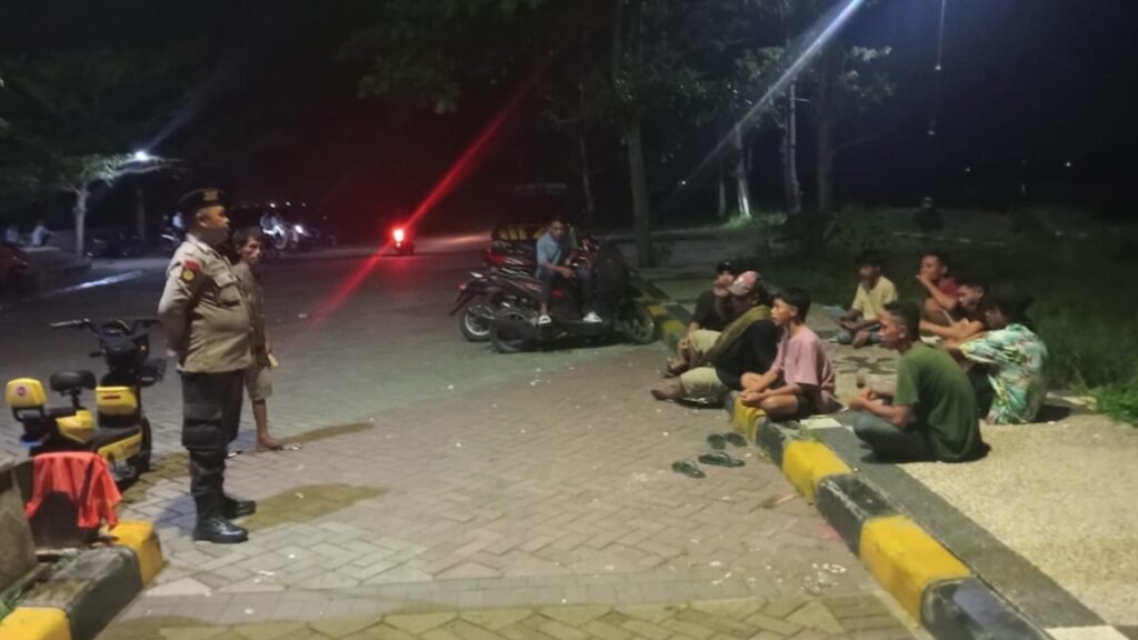 Lombok Tengah meningkatkan patroli di titik rawan untuk mengantisipasi kenakalan remaja pada malam hari di Kota Praya.