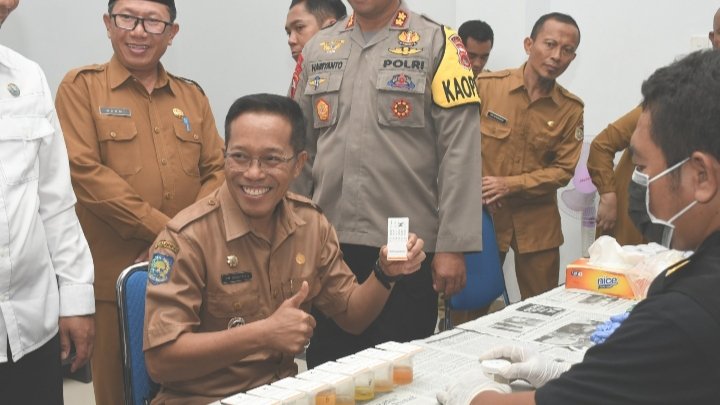 Penjabat (Pj) Bupati Lombok Timur H. Muhammad Juaini Taofik menjalani tes urin yang dilakukan Badan Nasional Narkotika (BNN) Provinsi NTB, Senin (22/4/2024).