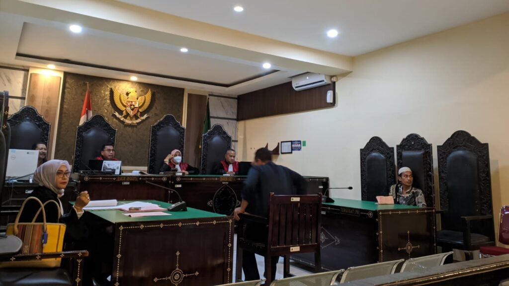 Mantan Gubernur Nusa Tenggara Barat (NTB) periode 2018 - 2023, Dr Zulkieflimansyah menghadiri sidang perdana kasus pencemaran nama baik dengan terdakwa Juniadin alias Joni di PN Mataram, Rabu (25/4/2024).