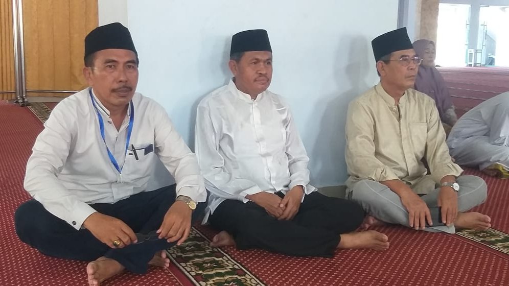 Wabup Dompu H Syahrul Parsan (paling kanan) didampingi Kepala Kemenag saat pantau peserta lomba MTQ, Minggu (28/4/2024).