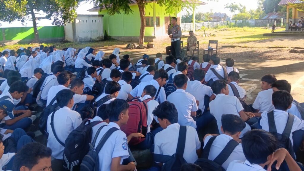 Polri Sahabat anak dan Kanit Kamseltibcarlantas Lantas Lombok Utara melaksanakan kegiatan sosialisasi tertib berlalu lintas dan pengenalan rambu-rambu lalulintas di SMPN 1 Gangga Kecamatan Gangga, Senin (29/4/2024).