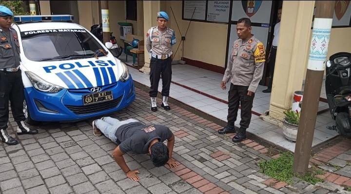 Sejumlah personel Polresta Mataram dihukum lantaran telat masuk kantor dan tak mengikuti apel pagi, Rabu (3/4/2024).