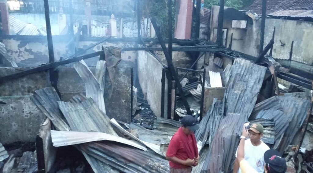 Musibah kebakaran rumah panggung terjadi di RT 14, RW 05 Kelurahan Paruga, Kecamatan Rasanae Barat, Kota Bima, Kamis (4/4/2024).