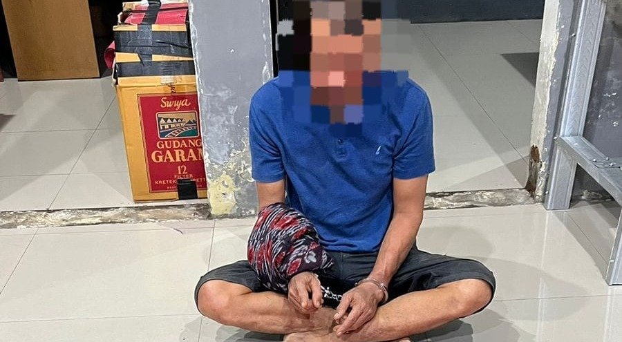 Seorang pria paruh baya yang diduga pengedar sabu inisial I (51 tahun), warga Desa Semoyang Kecamatan Praya Timur Kabupaten Lombok Tengah ditangkap polisi