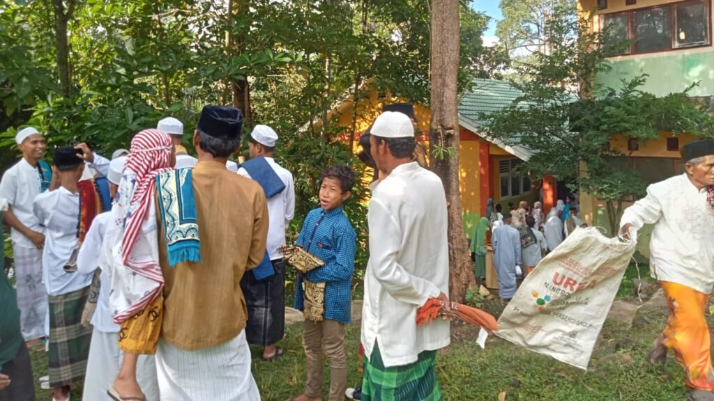 Ratusan jamaah usai mengikuti salat Idul Fitri di halaman Ponpes Darul Ulumi Wal Amali, Kelurahan Ntobo, Kecamatan Raba, Kota Bima, Senin (8/4/2024).