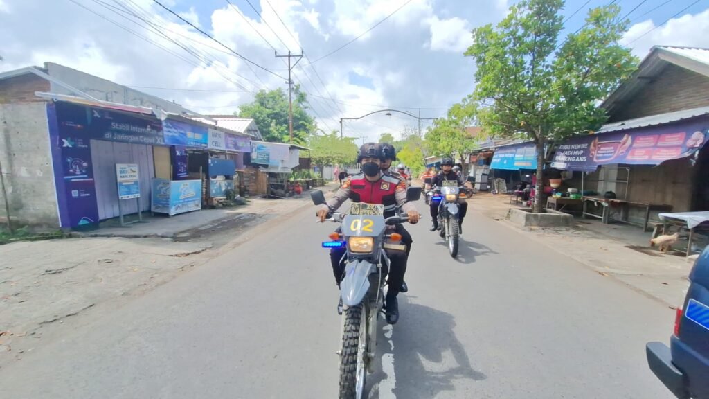 Polres Lombok Tengah bersama Kodim 1620/Lombok Tengah tingkatkan kegiatan patroli pemukiman warga guna pemantauan rumah kosong yang ditinggal mudik oleh pemiliknya saat libur lebaran.