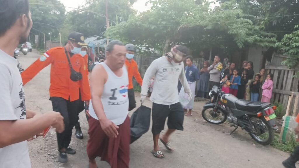 Petugas dan warga saat mengevakuasi jasad Robian Faradi, 43 tahun asal Dusun Dames, Desa Seruni Mumbul, Kecamatan Pringgabaya, Lombok Timur yang ditemukan tewas membusuk di kamar rumahnya, Minggu (7/4/2024).