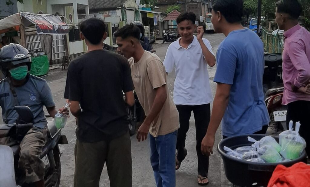 Menjelang berbuka puasa, puluhan pemuda Kelurahan Panggi Kecamatan Mpunda Kota Bima yang tergabung dalam komunitas Ompu Lopi melakukan pembagian takjil gratis pada pengendara, Senin (8/4/2024).