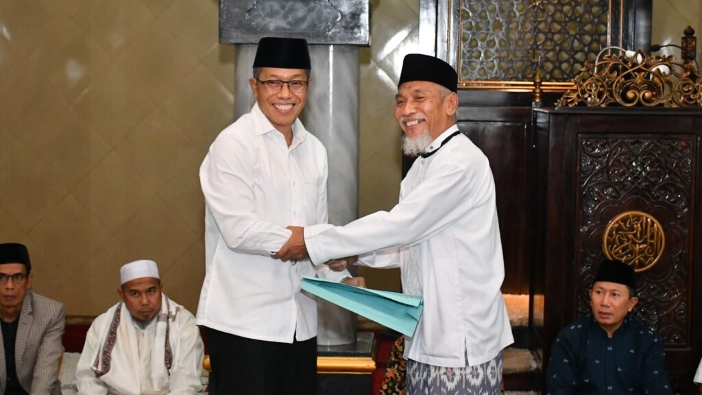Saat PJ Bupati Lombok Timur, H.M Juaini Taofik memperingati Nuzulul Qur'an.