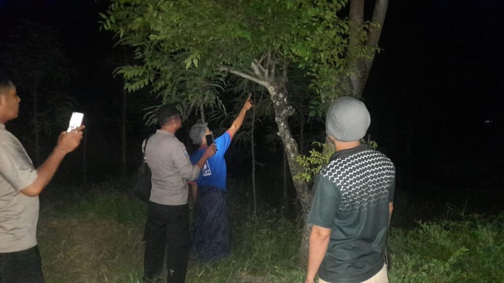 Petugas saat olah TKP kasus gantung diri seorang remaja di Dusun Lendang Pelisak, Desa Seriwe, Kecamatan Jerowaru, Kabupaten Lombok Timur, Sabtu (13/4/2024).
